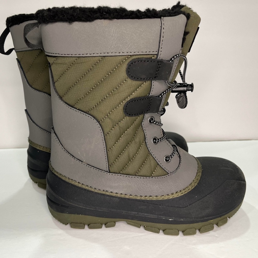 Boys size 3 snow boots